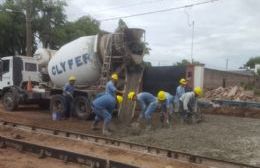 Pavimentacion de Avenida Alessandro: Clyfer vuelca los ultimos metros de hormigón